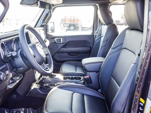 New 2025 Jeep Gladiator Sport w/ Premium Package image 19