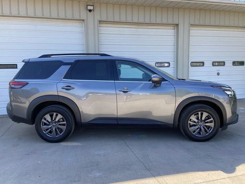 Used 2024 Nissan Pathfinder SV w/ SV Premium Package AWD/4WD image 8