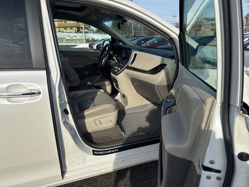 Used 2016 Toyota Sienna XLE Premium image 7
