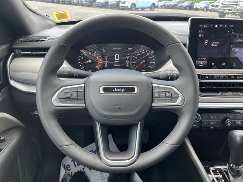 Used 2025 Jeep Compass Limited AWD/4WD image 2
