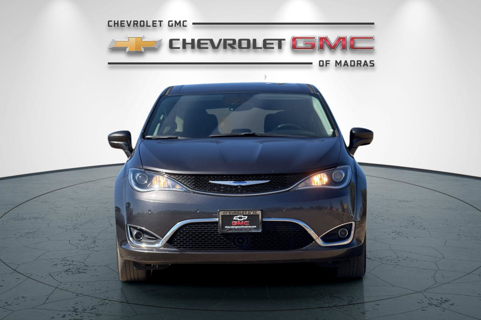 Used 2019 Chrysler Pacifica Touring Plus w/ Advanced Safetytec Group FWD image 8