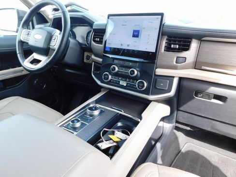 Used 2024 Ford Expedition Limited image 21