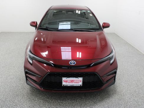 Used 2025 Toyota Corolla SE FWD image 3
