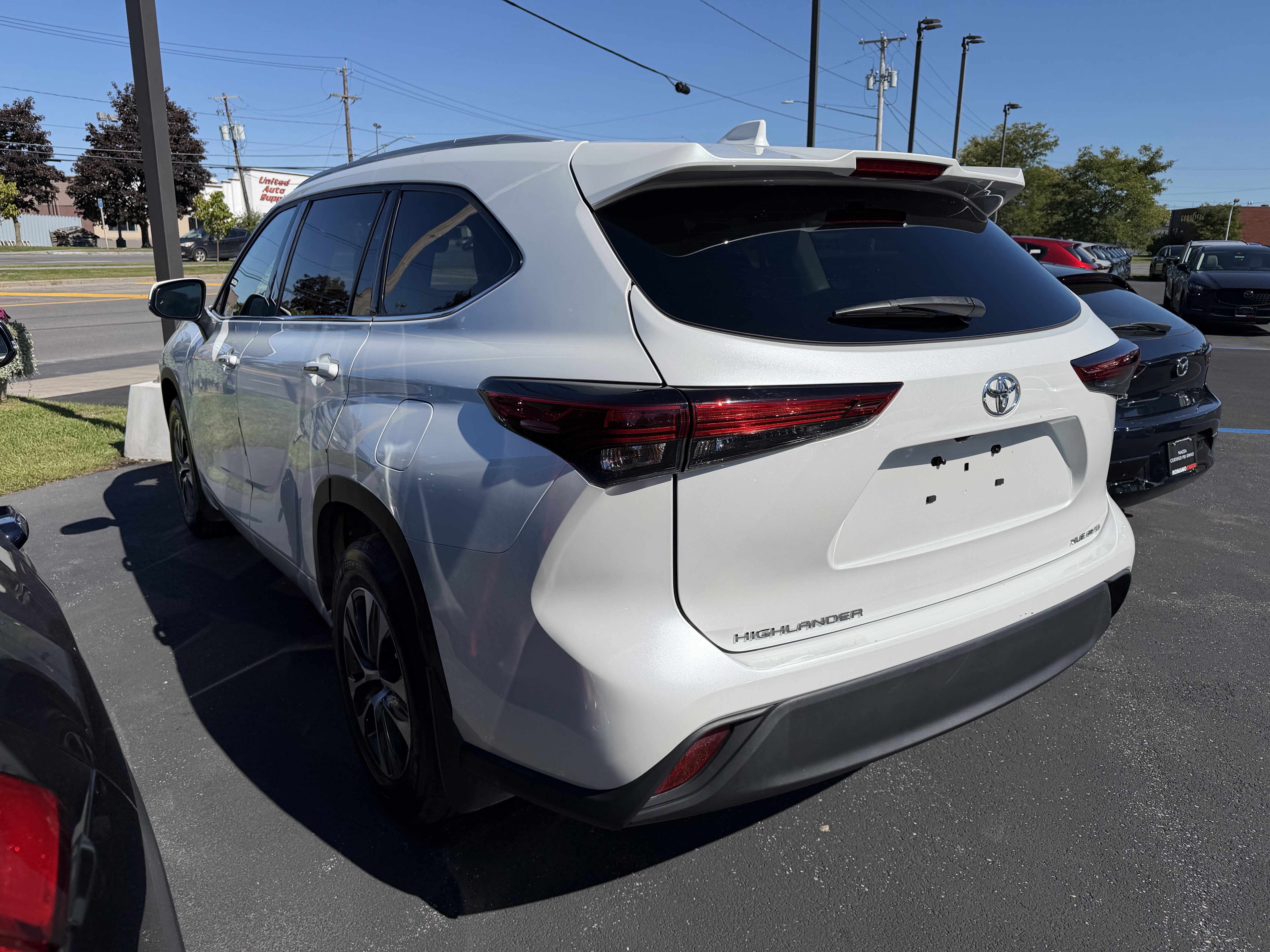 Used 2022 Toyota Highlander XLE AWD/4WD image 5