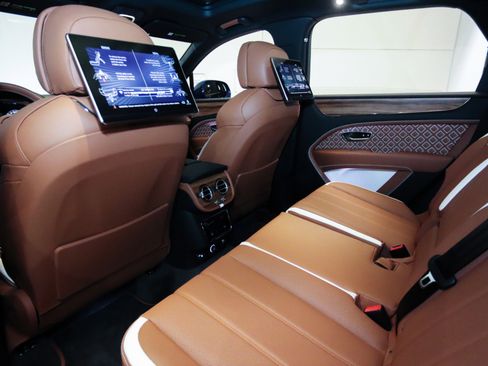 New 2025 Bentley Bentayga image 42