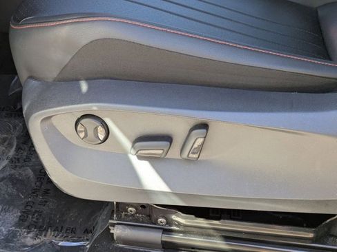 Used 2024 Volkswagen Tiguan SE image 6