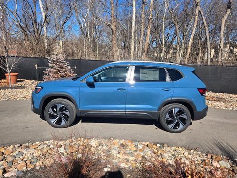 New 2026 Volkswagen Taos SE image 2