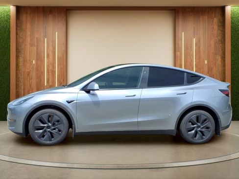 Used 2024 Tesla Model Y Long Range AWD/4WD image 28