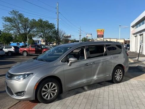 Used 2018 Chrysler Pacifica Touring-L FWD image 14