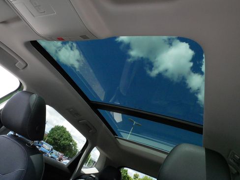 Certified 2025 Volkswagen Taos SE AWD/4WD image 32