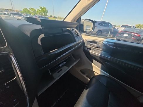 Used 2016 Chrysler Town & Country Touring w/ Driver Convenience Group FWD image 18