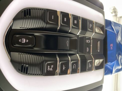 New 2025 Porsche Macan Turbo image 31