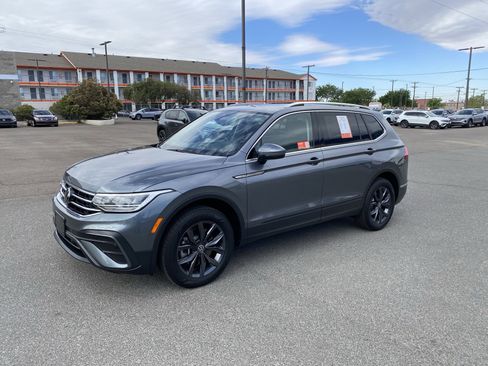 Certified 2022 Volkswagen Tiguan SE w/ Panoramic Sunroof Package image 49