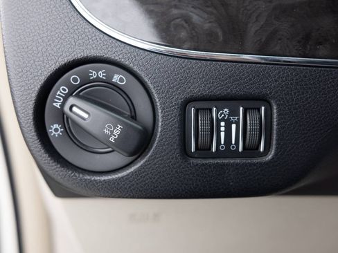 Used 2013 Chrysler Town & Country Touring FWD image 38