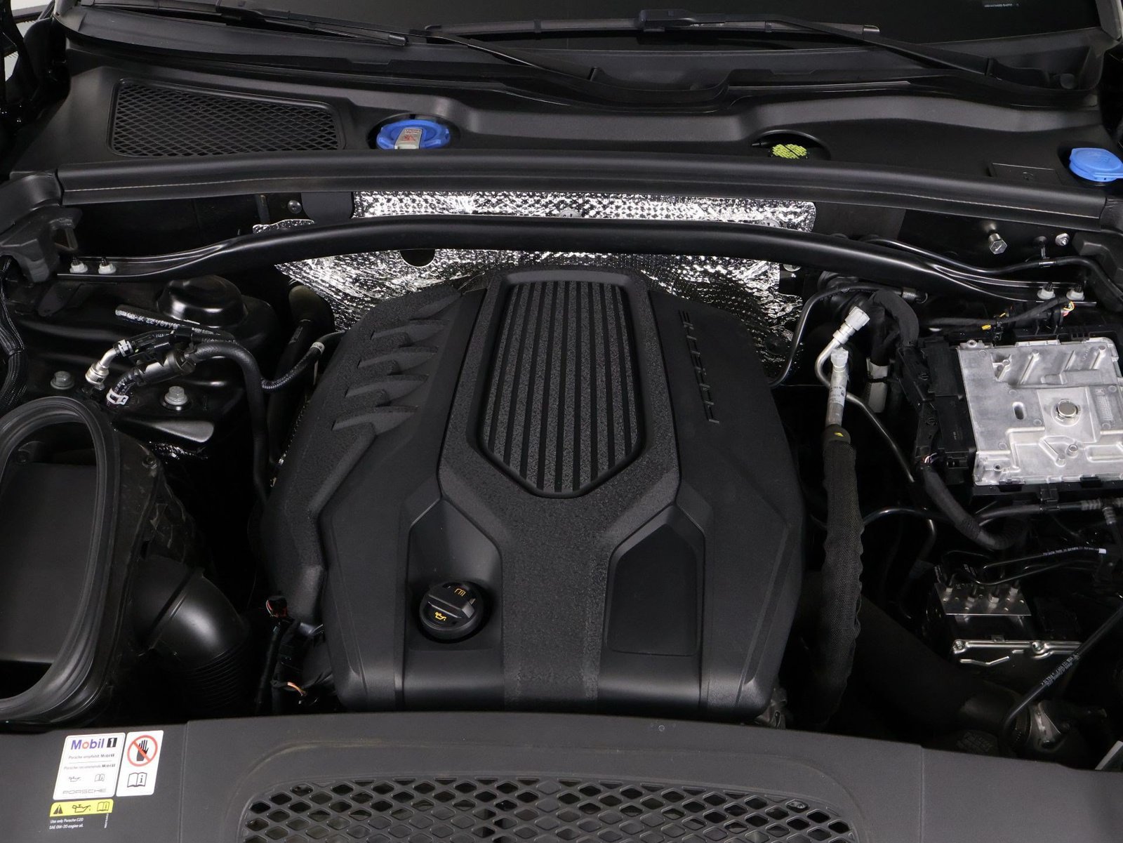 Certified 2023 Porsche Macan AWD/4WD image 26