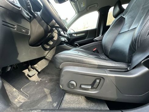 Used 2023 Volvo XC40 B5 Core w/ Convenience Package image 17