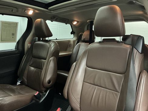 Used 2018 Toyota Sienna Limited Premium w/ Protection Package FWD image 24