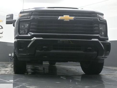 Used 2024 Chevrolet Silverado 2500 Custom w/ Custom Value Package image 4