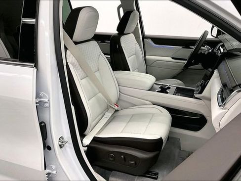 Used 2025 GMC Acadia Denali w/ Super Cruise Package image 8