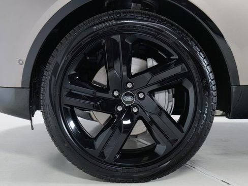 New 2026 Land Rover Discovery Dynamic SE image 9