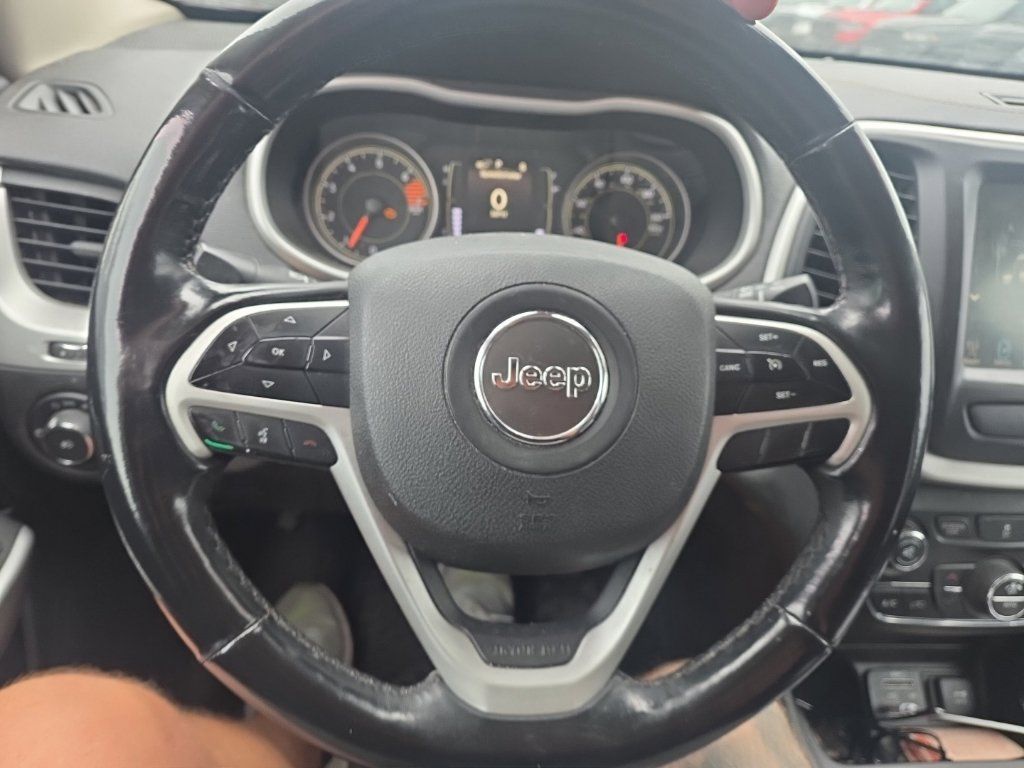 Used 2018 Jeep Cherokee Latitude Plus w/ Comfort/Convenience Group FWD image 8