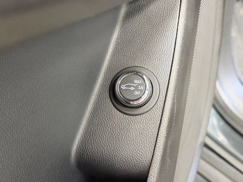 Used 2020 Chevrolet Traverse LT FWD image 12