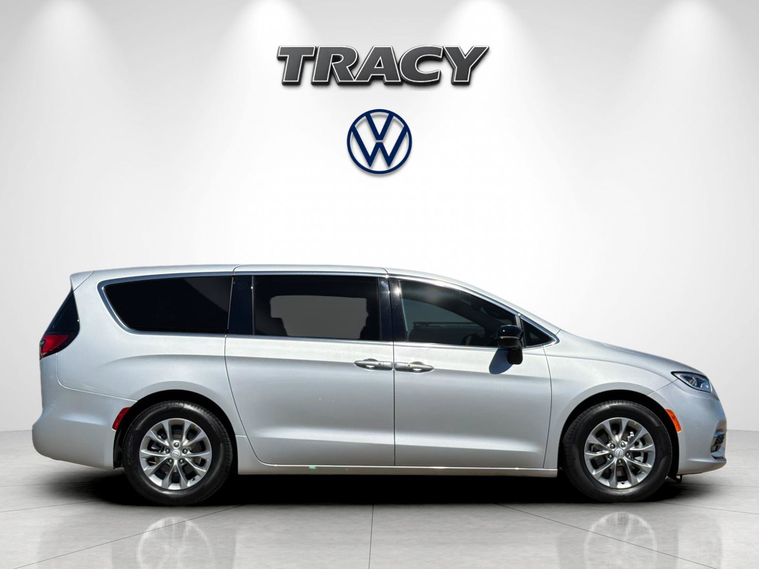 Used 2026 Chrysler Pacifica Limited FWD image 3