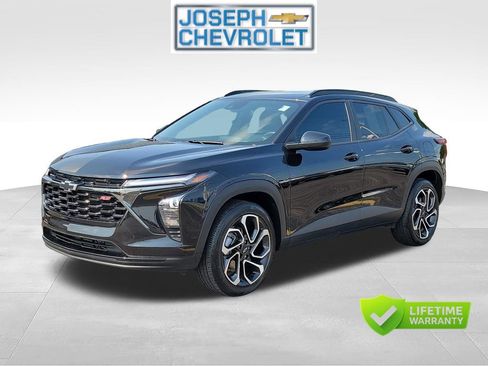 Used 2025 Chevrolet Trax RS w/ Sunroof Package FWD image 2