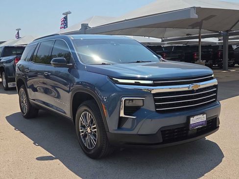 Used 2024 Chevrolet Traverse LT FWD image 2
