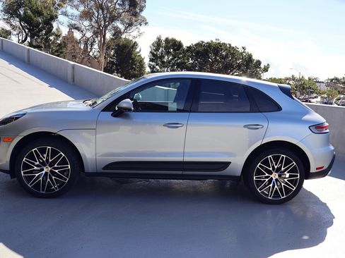 Certified 2025 Porsche Macan image 2