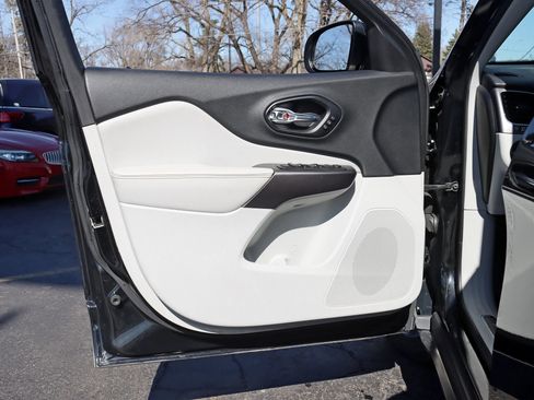 Used 2019 Jeep Cherokee Limited AWD/4WD image 32