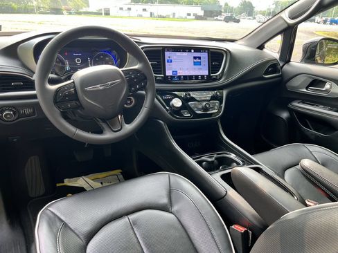 Certified 2025 Chrysler Pacifica Limited FWD image 19