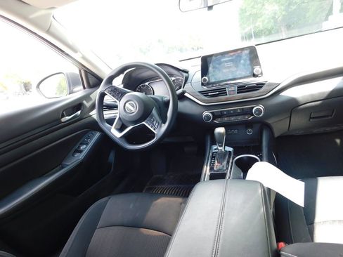 Used 2024 Nissan Altima 2.5 SV FWD image 3