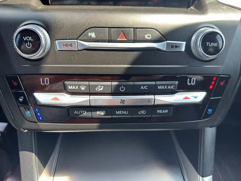 Used 2020 Ford Explorer Platinum w/ Premium Technology Package AWD/4WD image 15