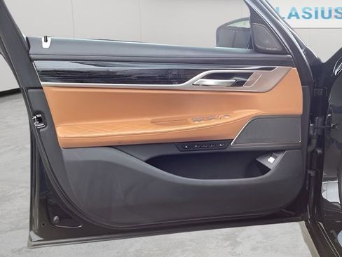 Used 2022 BMW M760i xDrive w/ Luxury Rear Seating Package image 11