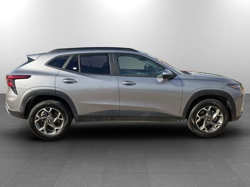Used 2025 Chevrolet Trax LT FWD image 5