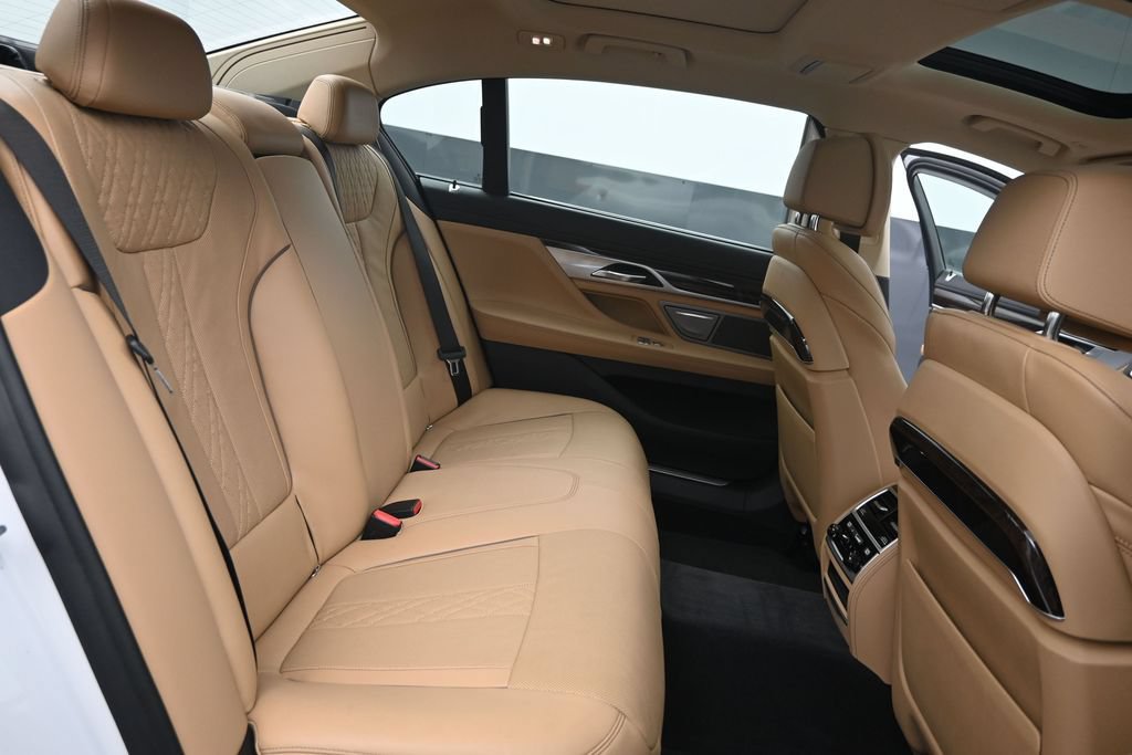 Used 2019 BMW 750i w/ Executive Package RWD image 25