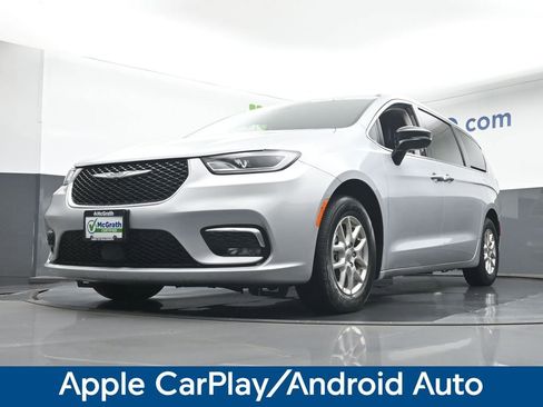 Used 2024 Chrysler Pacifica Touring-L image 7