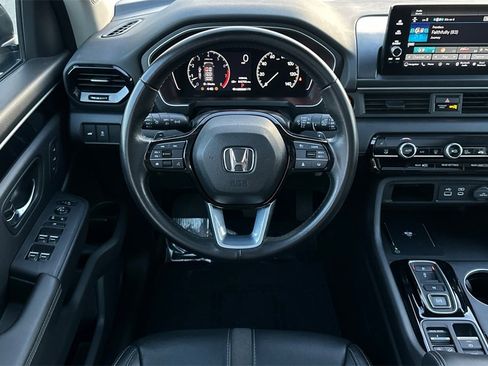 Used 2025 Honda Pilot Touring image 16