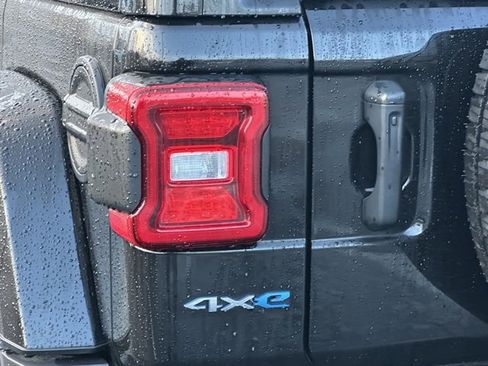 Used 2021 Jeep Wrangler Unlimited Sahara w/ Cold Weather Group image 17