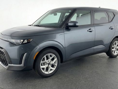 Used 2025 Kia Soul LX w/ LX Technology Package FWD image 3