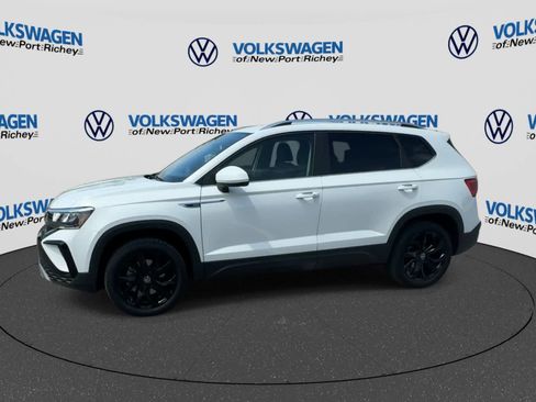 Used 2024 Volkswagen Taos SE w/ Panoramic Sunroof Package FWD image 4
