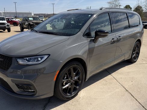 Used 2025 Chrysler Pacifica Limited image 2