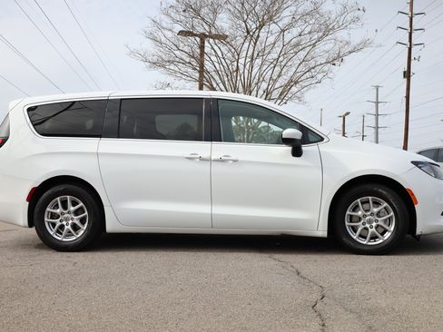 Used 2023 Chrysler Voyager LX image 6