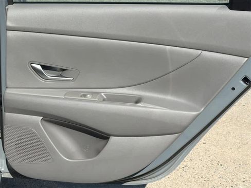 Used 2022 Hyundai Elantra Blue image 15