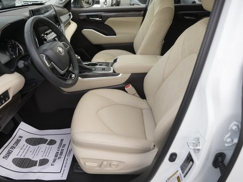 Used 2022 Toyota Highlander Platinum image 9