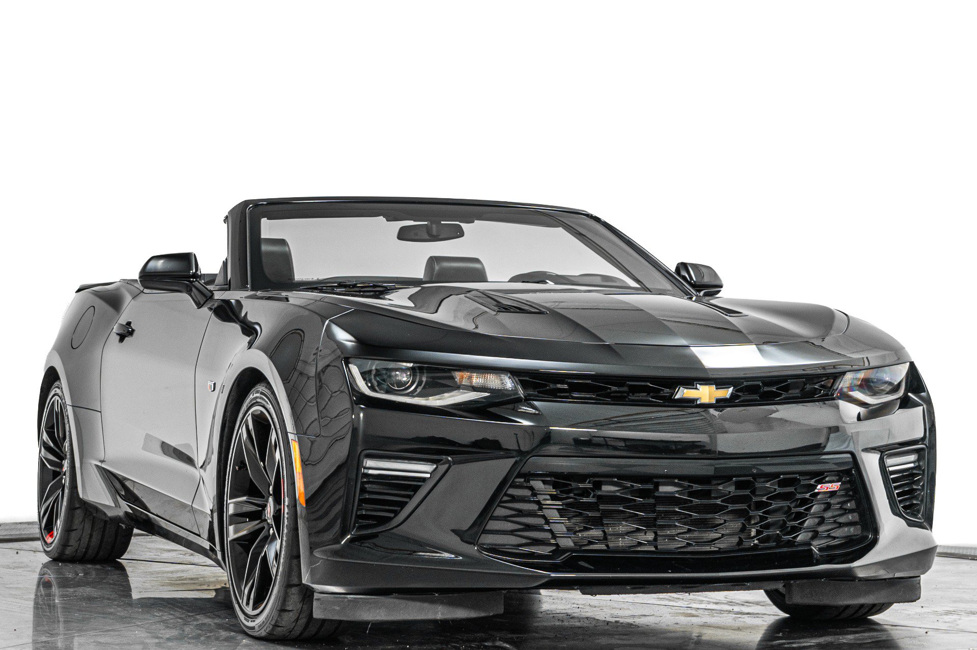 Used 2018 Chevrolet Camaro SS RWD image 3