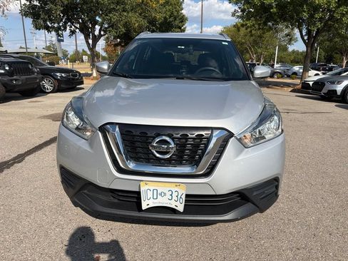 Used 2018 Nissan Kicks SV FWD image 2