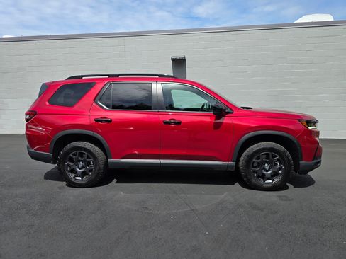 Used 2025 Honda Pilot TrailSport image 2