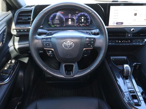 Used 2025 Toyota Crown Signia AWD/4WD image 11